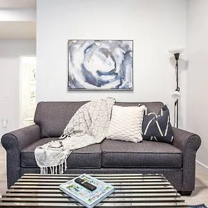 Apartment *new* Modern King Bed! Netflix! Sleeps 4! 